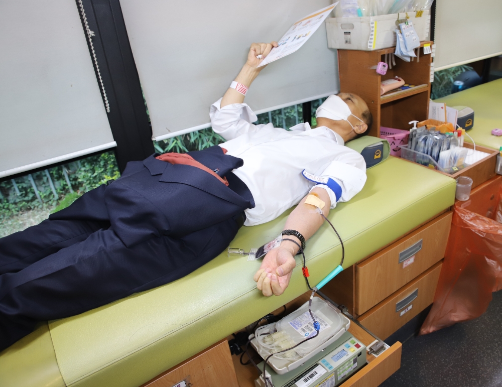 김대웅 웰컴저축은행 대표이사가 헌혈을 하고 있다./사진=웰컴금융그룹