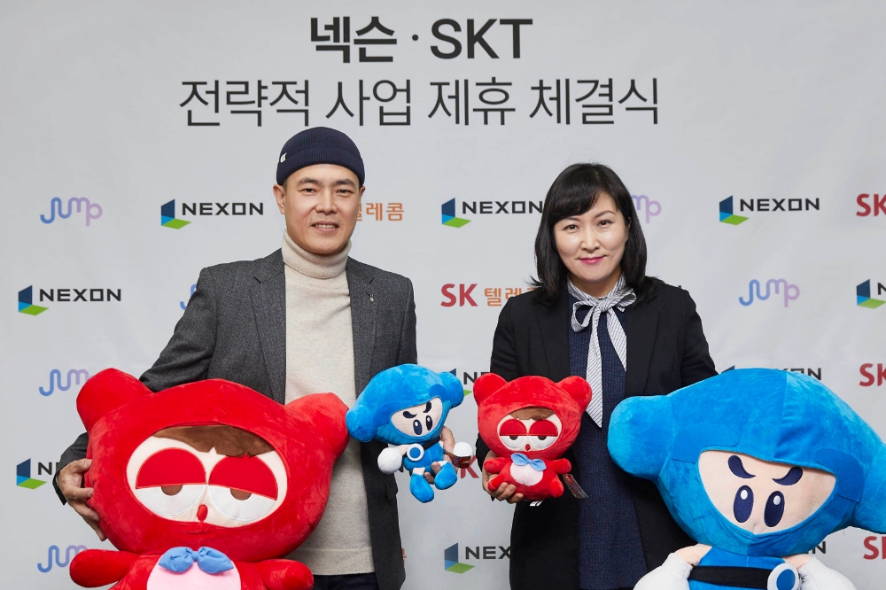(왼쪽부터) 김현 넥슨 사업총괄 부사장, 전진수 SK텔레콤 5GX서비스사업본부장이 MOU 체결을 기념하고 있다/사진=넥슨