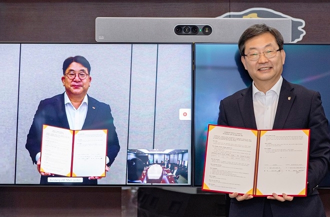 화상 회의로 진행된 고려대-SK하이닉스 '반도체공학과 협약식'. (왼쪽부터)SK하이닉스 대외협력총괄 김동섭 사장, 정진택 고려대 총장.