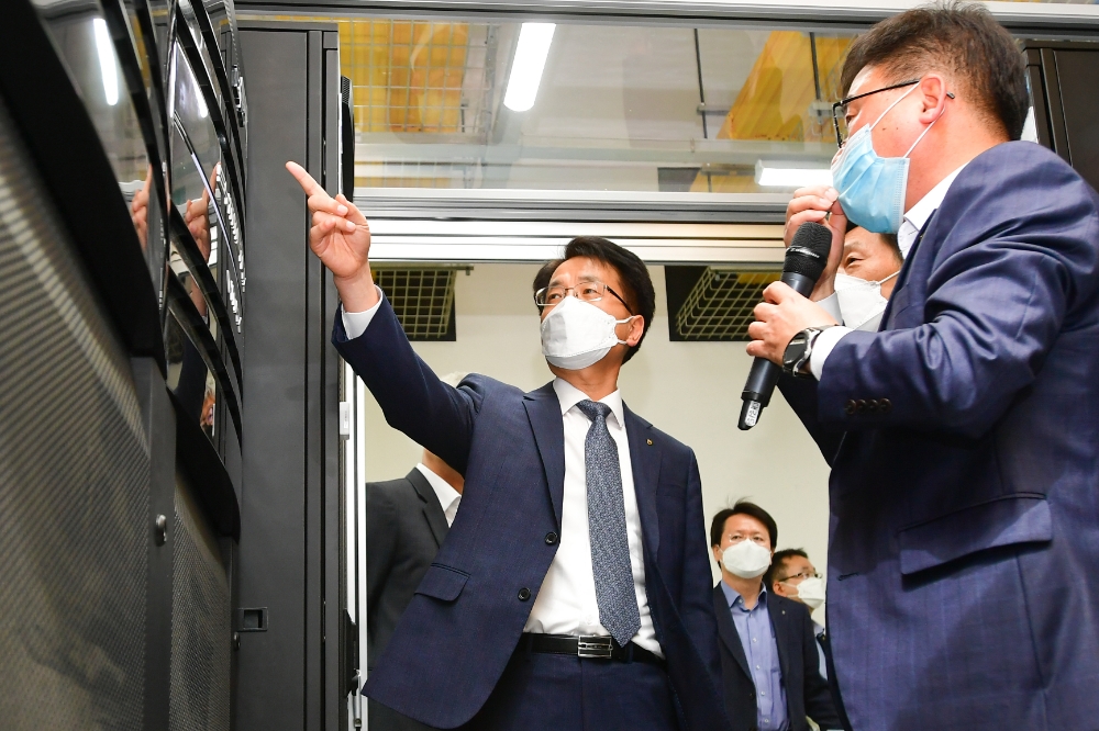 △ 손병환 농협은행장(왼쪽)이 지난 14일 농협은행 통합IT센터를 방문하여 주요 전산시설 비상 운영현황을 점검하고 있다. /사진=NH농협은행