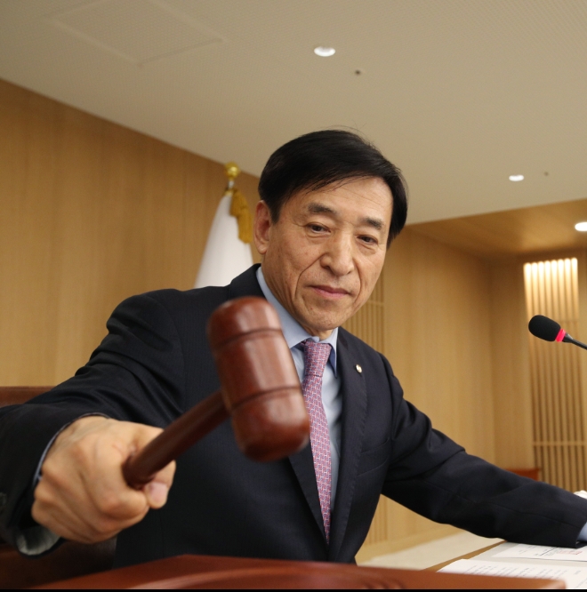 이주열 한국은행 총재가 16일 서울 중구 한은 본관에서 금융통화위원회에서 의사봉을 두드리고 있다./사진=한국은행