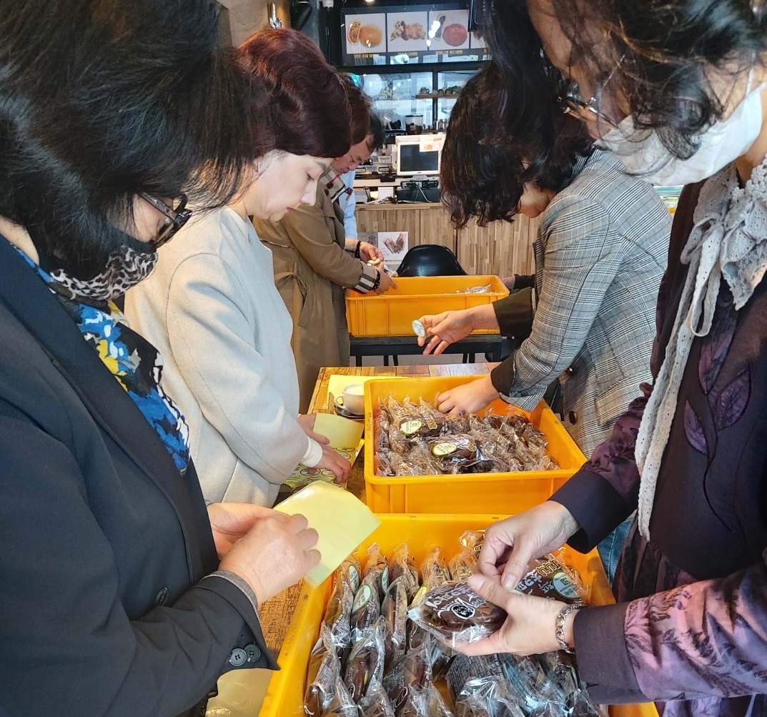 '전주빵'이 기부를 위한 제품을 포장하고 있다.