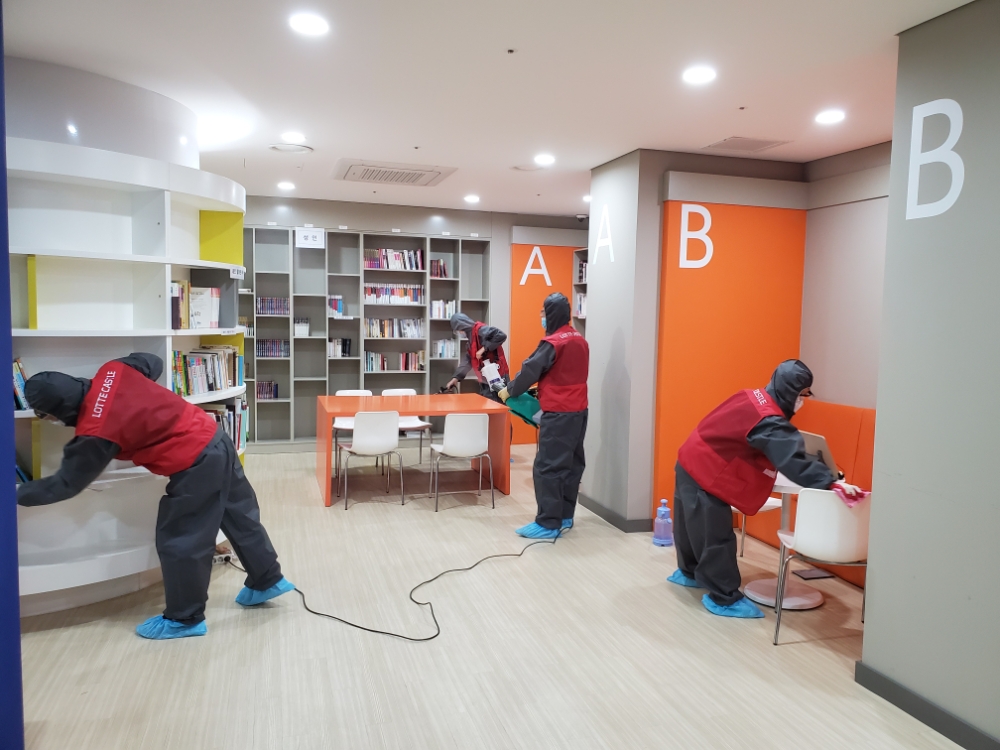 롯데건설이 흑석 뉴타운 롯데캐슬 에듀포레 아파트의 어린이 도서관을 방역 중이다. / 사진=롯데건설