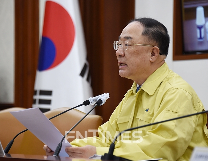 홍남기 부총리 겸 기획재정부 장관이 23일 서울 광화문 정부서울청사에서 열린 '제15차 코로나19 대응 경제관계장관회의 겸 제5차 위기관리대책회의'에서 모두발언을 하고 있다. [사진=기획재정부] 