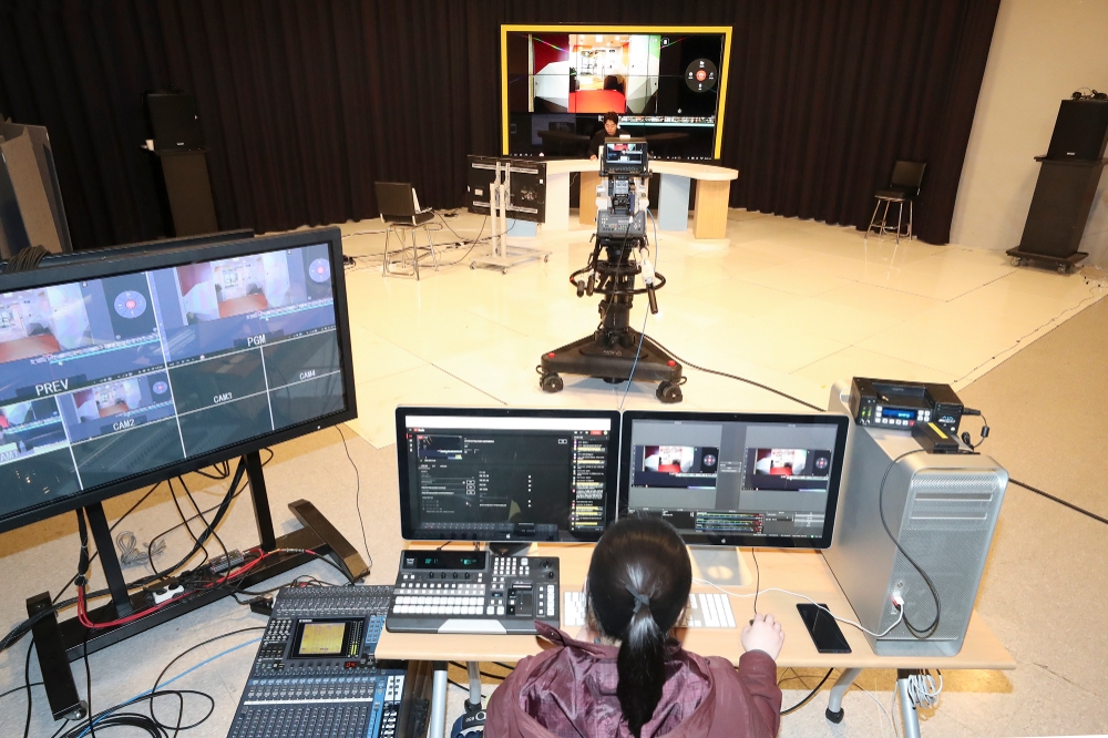 서울 양천구 KT목동타워에 있는 KT 크리에이터 팩토리 센터에서 1인 크리에이터 전문 강사가 코로나19로 잠정 중단된 오프라인 교육을 대신해 온라인 교육을 진행하고 있다./사진=KT