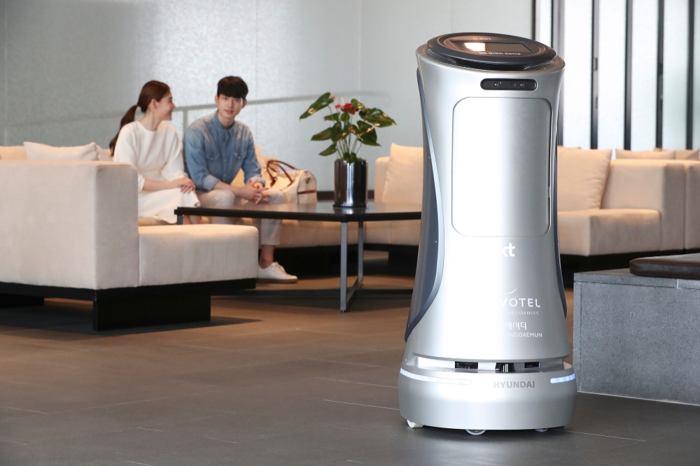KT가 현대로보틱스와 공동 개발한 2세대 기가지니 호텔로봇 '엔봇(N bot)'/사진=KT