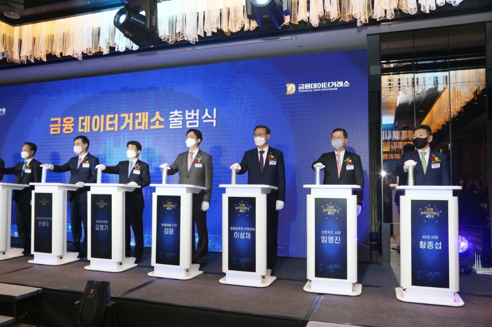 임영진 신한카드 사장 (오른쪽 두 번째)이 11일 진행된 금융데이터거래소 출범식에 참석해 오프닝 세리모니를 진행하고 있다./사진=신한카드