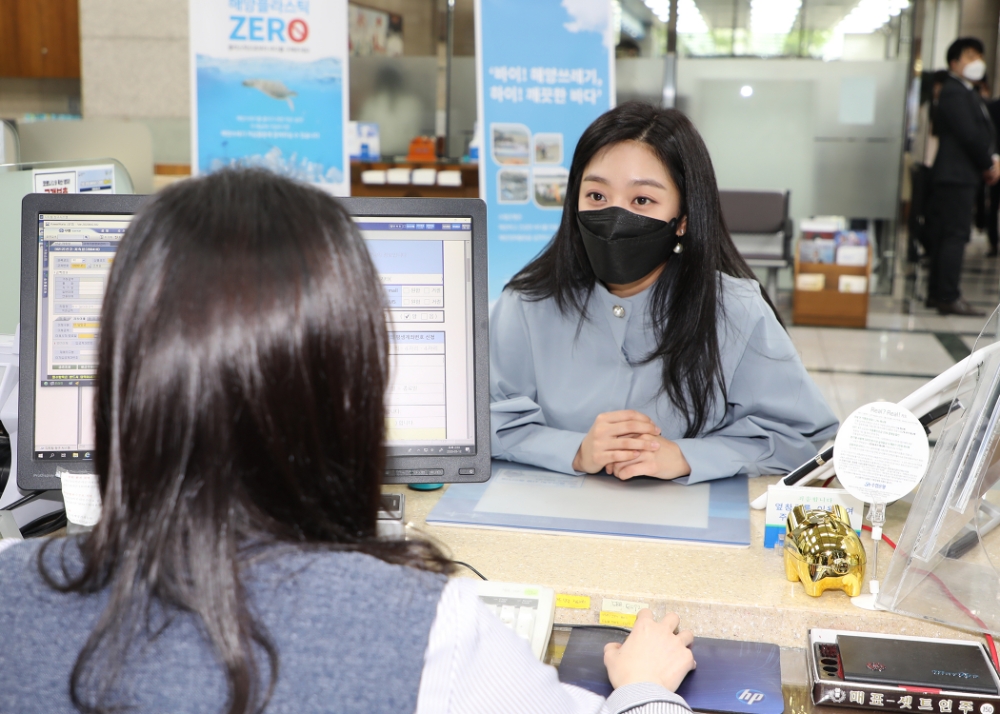 △ Sh수협은행 홍보모델 배우 조보아가 지난 14일 서울 송파구 Sh수협은행 본점금융센터를 방문해 ‘Sh해양플라스틱제로(Zero)예‧적금’ 상품에 가입했다. /사진=Sh수협은행