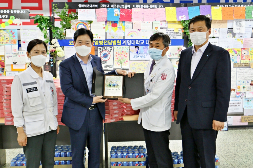 △ 박선영 대한적십자사 대구지사 사무처장과 이재동 대구경북서부 영업본부장, 서영성 대구동산병원장, 장재선 우리은행 평리동 지점장(왼쪽부터). /사진=우리금융그룹