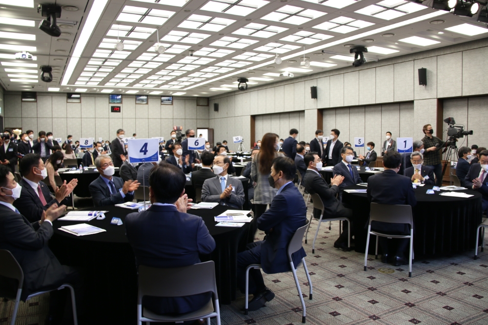 20일 오후 2시 은행연합회에서 열린 '2020 한국금융 미래포럼 데이터 금융혁신 길을 찾다'에 참석한 귀빈들이 축하하고 있다.