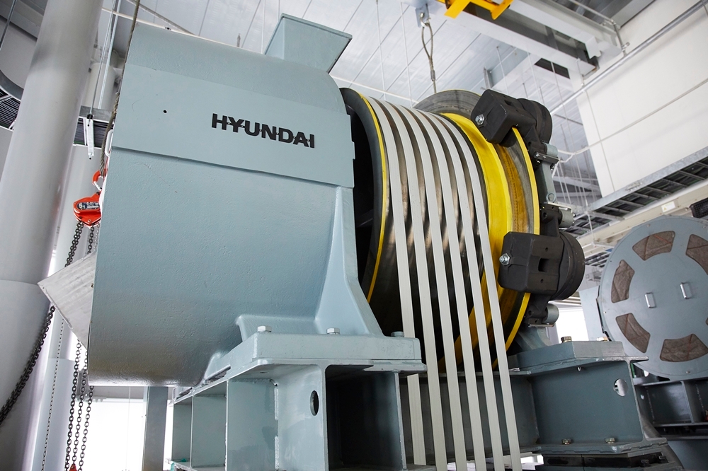 세계 최초로 탄소섬유벨트가 적용된 분속 1260m 엘리베이터 권상기. 권상기는 승강기의 동력원으로 자동차의 엔진에 해당한다./사진=현대엘리베이터