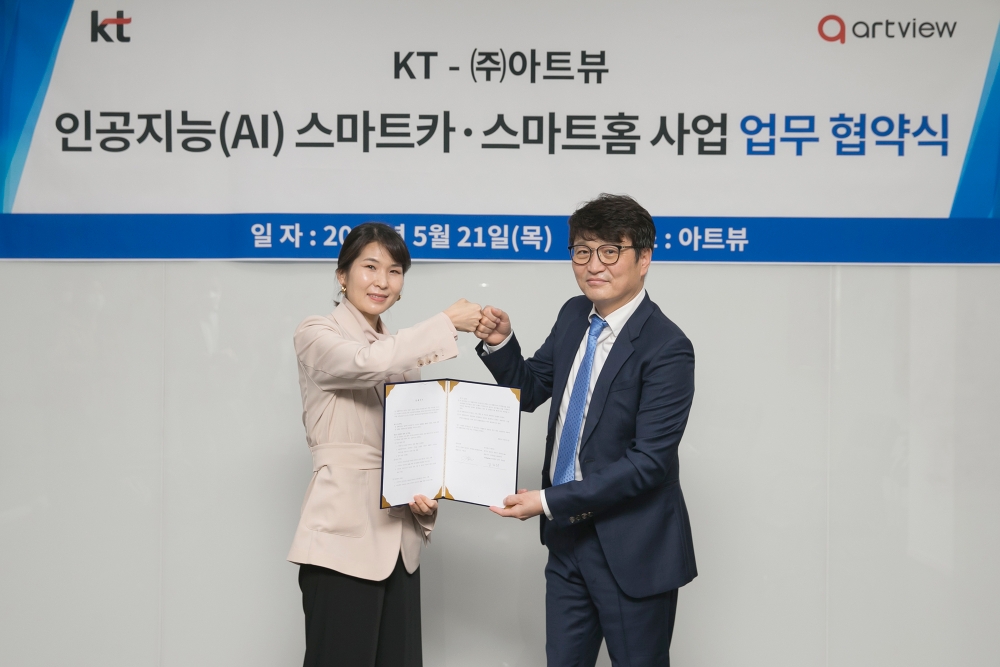 업무협약을 마치고 김채희 KT AI/BigData사업본부장 상무(왼쪽)와 구원겸 아트뷰 대표(오른쪽)가 기념촬영을 하고 있다./사진=KT