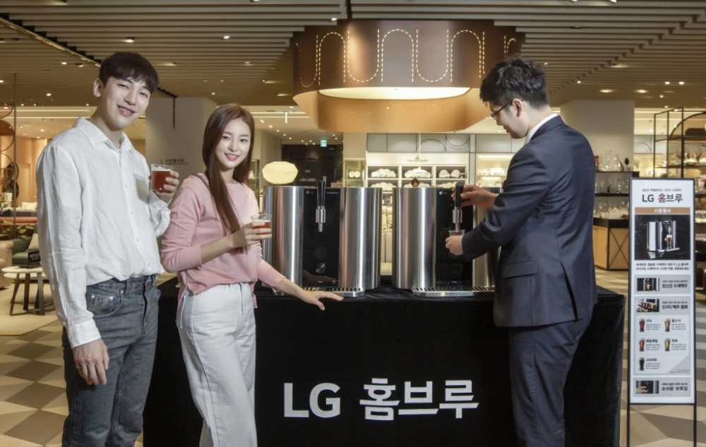 LG전자가 전국 8개 LG베스트샵 매장에서 'LG 홈브루' 시음 행사를 진행한다고 밝혔다./사진=LG전자