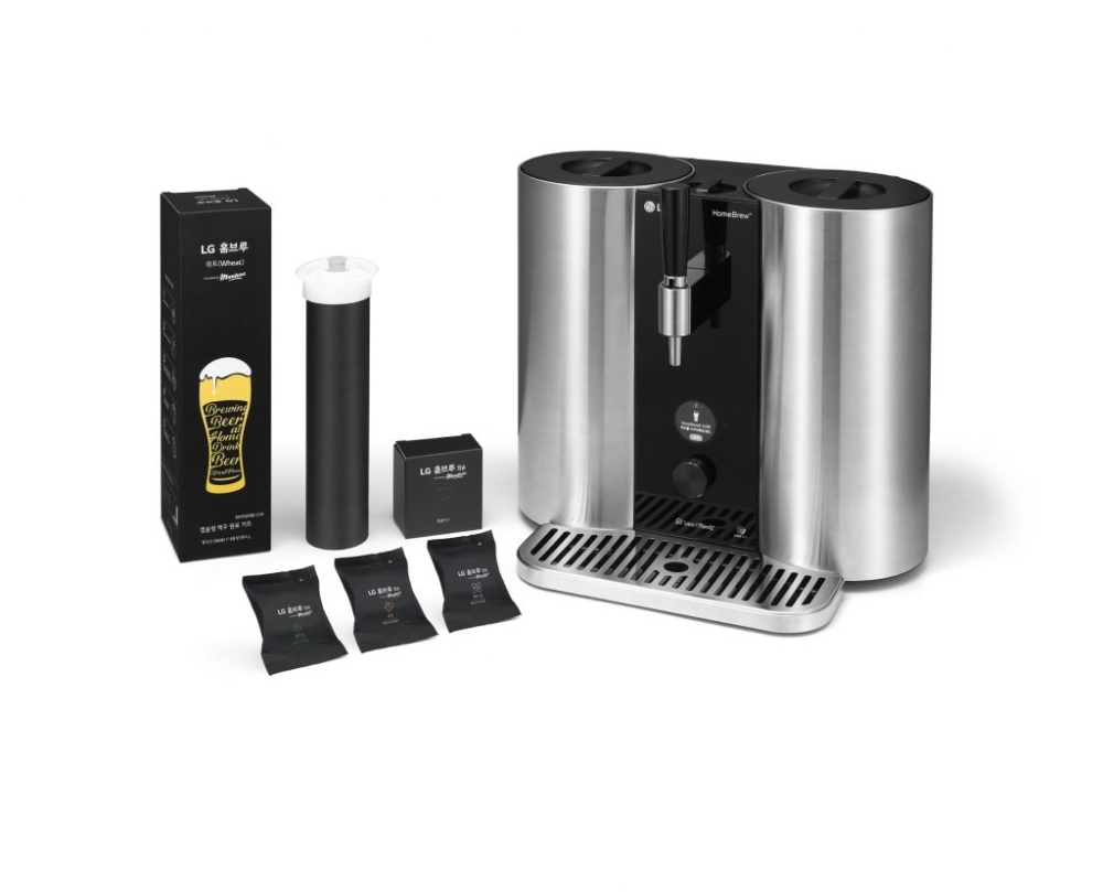 'LG 홈브루' 제품과 캡슐/사진=LG전자