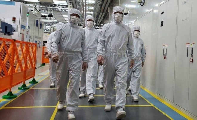 지난 18일 이재용 부회장(오른쪽)이 중국 시안 반도체공장을 현장점검하고 있다. 사진=삼성전자.