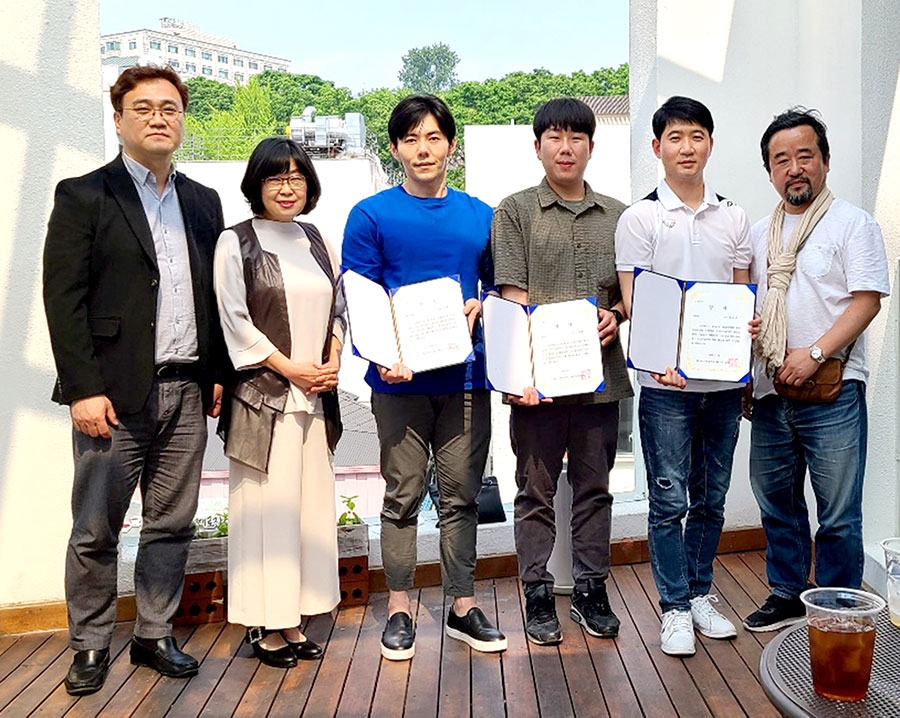 사진: 왼쪽부터 (주)아트나인갤러리 임영수 대표이사. 우수상 수상자 서승연. 최우수상 수장자 이세명, 우수상 수상자 김재현, 정동식, 정수아트센터 관장 박정수