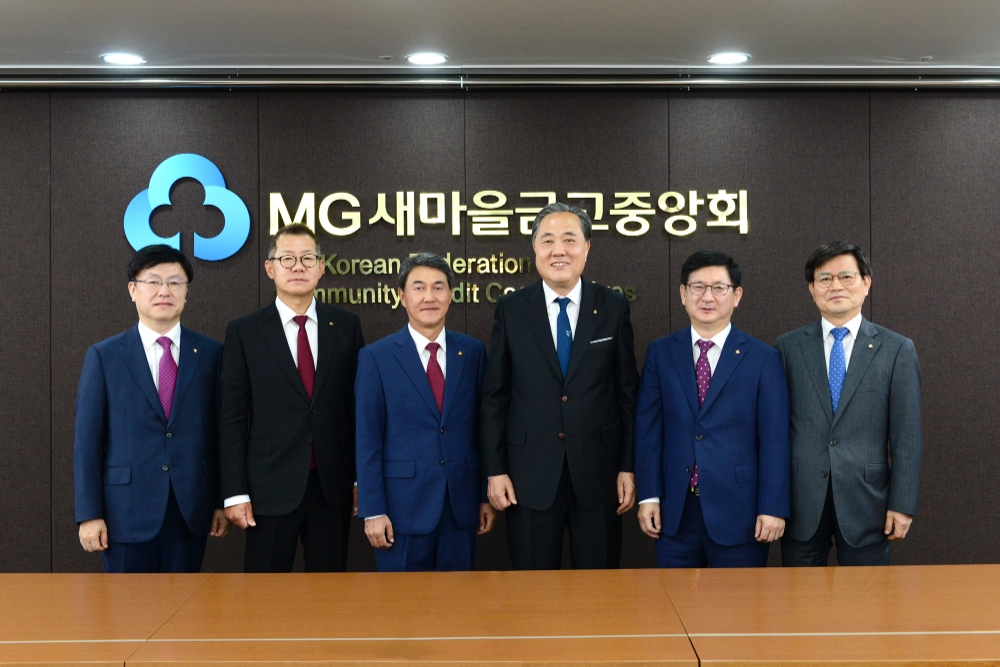 (왼쪽부터) 오승원 금고감독위원장, 류혁 신용공제 대표이사, 김기창 전무이사, 박차훈 새마을금고중앙회장, 황국현 지도이사, 김창옥 감사위원장이 기념촬영을 하고 있다./사진=새마을금고중앙회