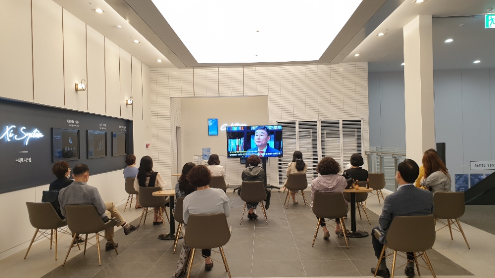 대구 용산자이 견본주택에서 진행되고 있는 사이버 사업설명회 현장 / 사진=GS건설