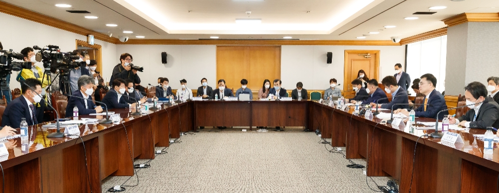 손병두 금융위 부위원장이 26일 서울 중구 은행연합회에서 금융리스크 대응반 회의를 열어 모두발언을 하고 있다.  / 사진= 금융위원회(2020.05.26)