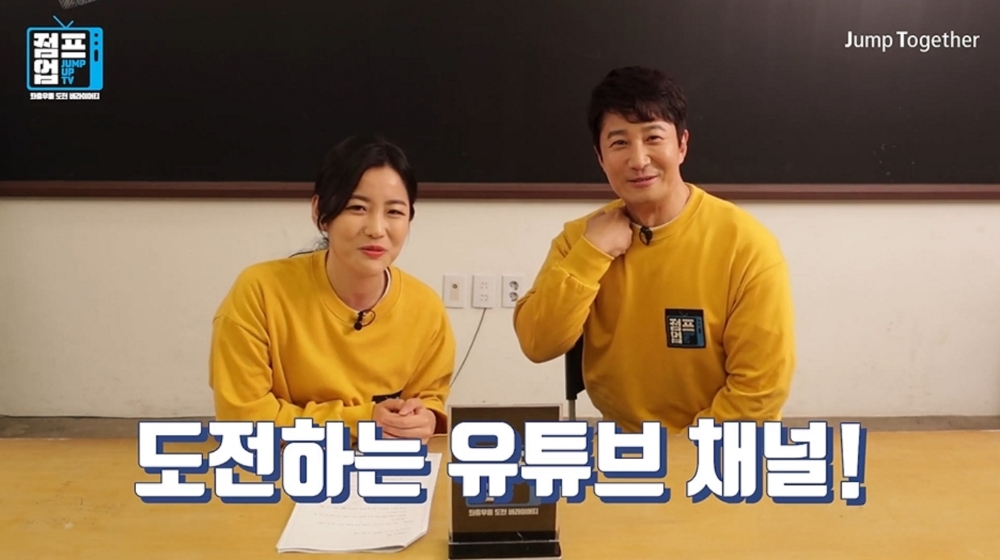 J트러스트 그룹이 유튜브 채널 ‘점프업TV’ 영상에 출연한 J트러스트 그룹 광고 모델인 배우 이훈씨(우)와 J 트러스트 그룹 직원./사진=J트러스트 그룹