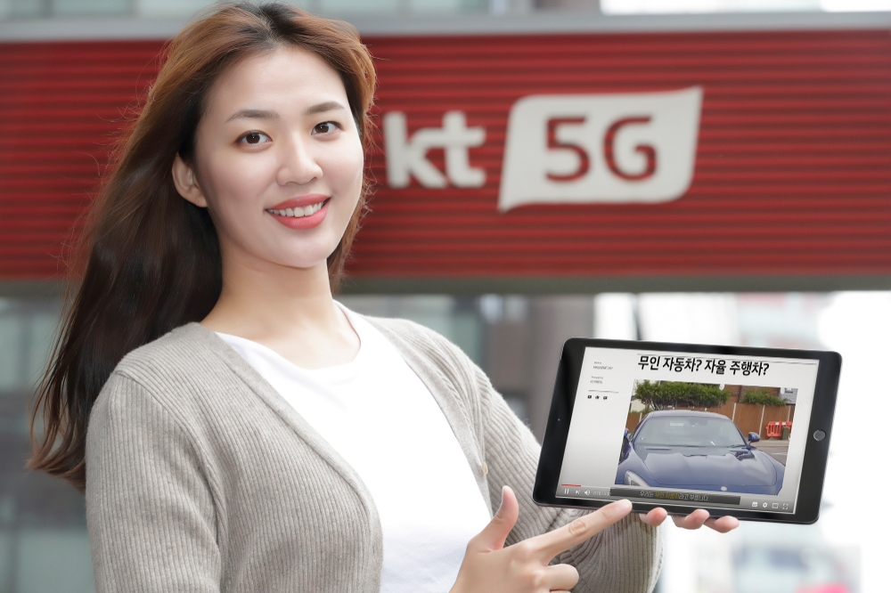 KT 직원이 광화문 2번출구 유튜브를 소개하는 모습/사진=KT