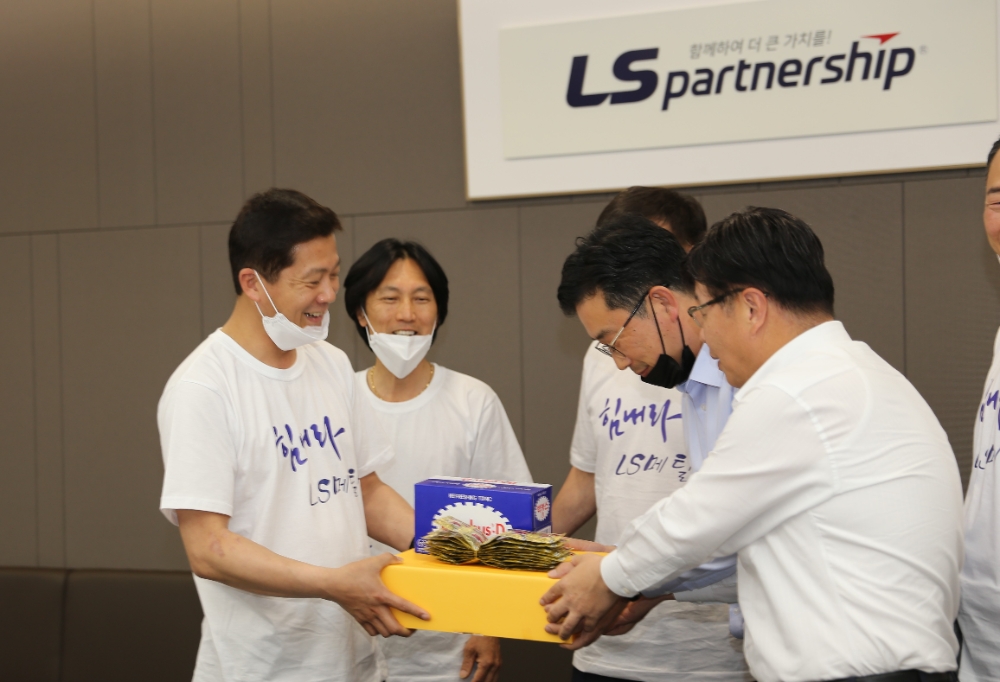 LS메탈 노조가 지난 28일 서울 용산에 위치한 LS메탈 본사에 방문해 본사 임직원 대상으로 빵과 음료를 전달하는 '힘내라 깜짝 이벤트'를 진행했다./사진=LS