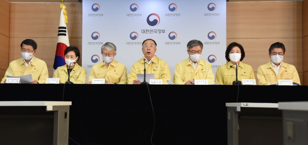 홍남기 부총리 겸 기획재정부 장관이 6월 1일 서울 광화문 정부서울청사에서 열린 2020 하반기 경제정책방향 관련 관계부처 합동브리핑에서 발표문을 낭독하고 있다. (사진 왼쪽부터) 은성수 금융위원장, 김현미 국토부 장관, 최기영 과기부 장관, 홍남기 부총리, 이재갑 고용부 장관, 박영선 중기부 장관, 정승일 산업부 차관. / 사진출처= 기획재정부(2020.06.01)