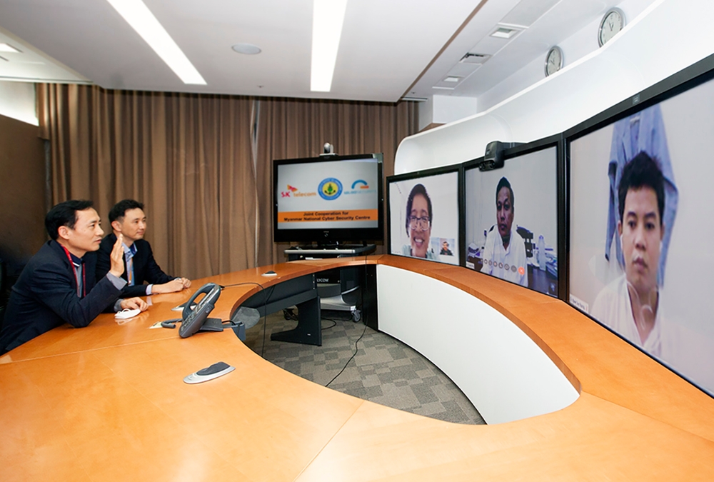 심상수 SK텔레콤 Infra Biz 본부장(회의석 앞쪽) 이 1일 서울 을지로 T타워에서 에 나잉 모(Ye Naing Moe) 미얀마 국립사이버보안센터 국장과 화상회의를 통해 통합 보안관제시스템 구축 사업을 논의하고 있다./사진=SK텔레콤