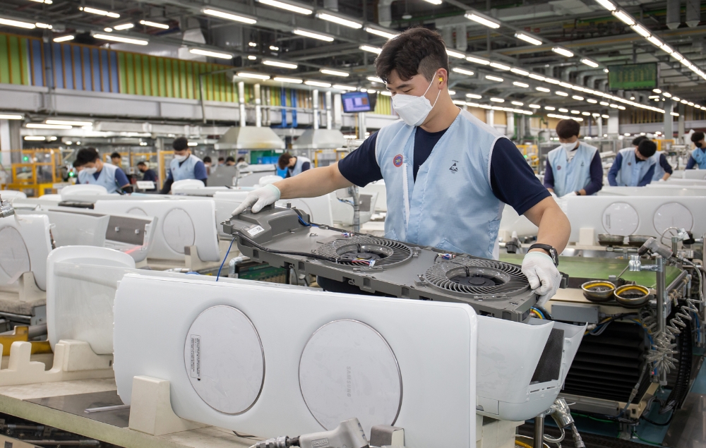삼성전자 광주사업장의 직원이 무풍에어컨을 생산하고 있다./사진=삼성전자
