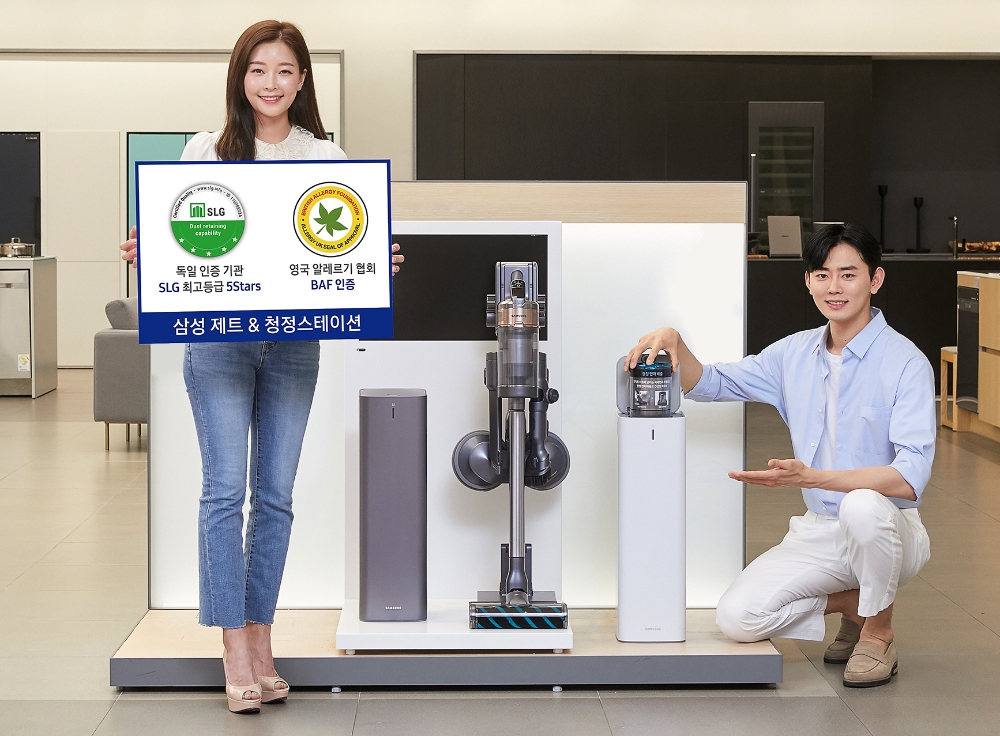 삼성전자 모델이 삼성디지털프라자 강남본점에서 SLG와 BAF인증을 받은 2020년형 프리미엄 무선 청소기 ‘삼성 제트’와 미세먼지 걱정 없이 먼지통을 간편하게 관리할 수 있는 ‘청정스테이션’ 을 소개하고 있다./사진=삼성전자
