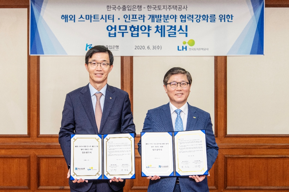 △ 방문규 수출입은행장(왼쪽)과 변창흠 LH 사장이 3일 해외 스마트시티·인프라 개발분야 협력강화를 위한 MOU를 체결했다. /사진=수출입은행
