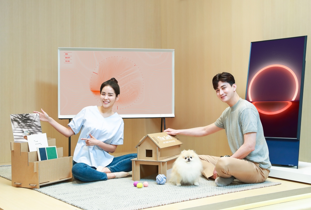 삼성전자 모델이 삼성디지털프라자 강남본점에서 라이프스타일 TV 포장재 업사이클링 공모전 '에코펫하우스챌린지'를 소개하고 있다./사진=삼성전자