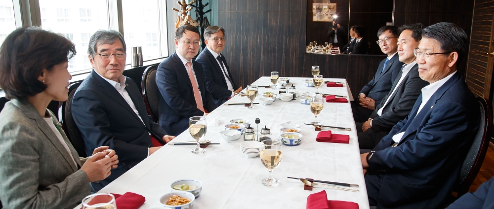 은성수 금융위원장은 5일 여의도에서 윤석헌 금융감독원장을 비롯한 금감원 부원장들과 오찬 간담회를 진행했다. / 사진제공= 금융위원회(2020.06.05)