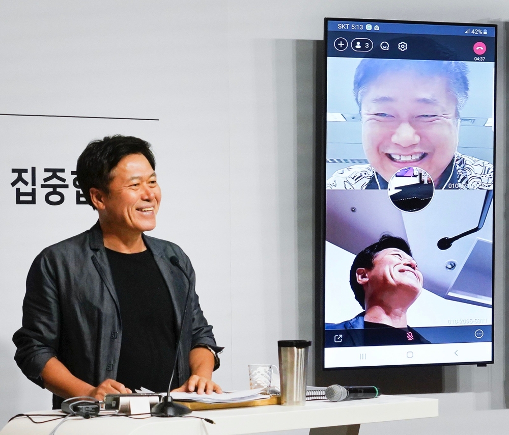 SKT 박정호 사장이 온라인 스트리밍 방식으로 열린 ‘비대면 타운홀’에서 포스트 코로나 시대의 회사 혁신 방향에 대해 토론하고 있다./사진=SK텔레콤