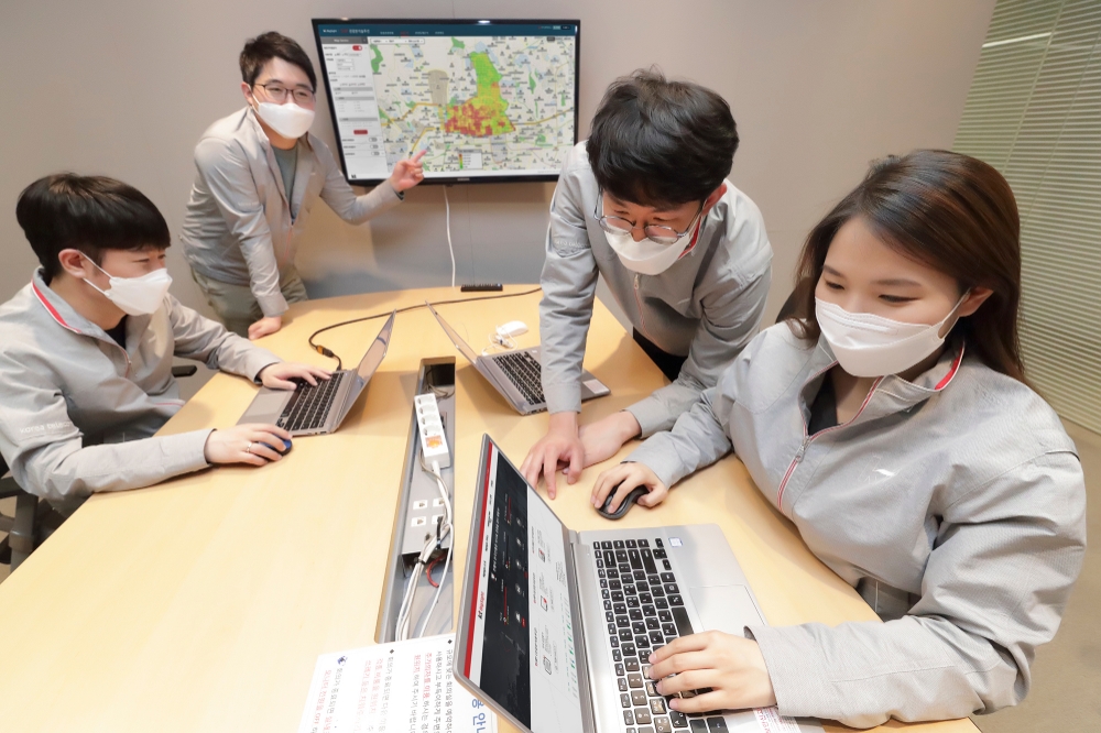 KT 직원들이 KT 빅데이터 솔루션인 빅사이트(BigSight)에서 제공하는 인구 데이터를 살펴보고 있다./사진=KT 제공