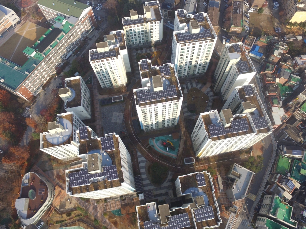 태양광 대여사업으로 한화큐셀 큐피크 모듈이 설치된 서울 중랑구 망우동 소재 중랑숲리가 아파트/사진=한화큐셀 