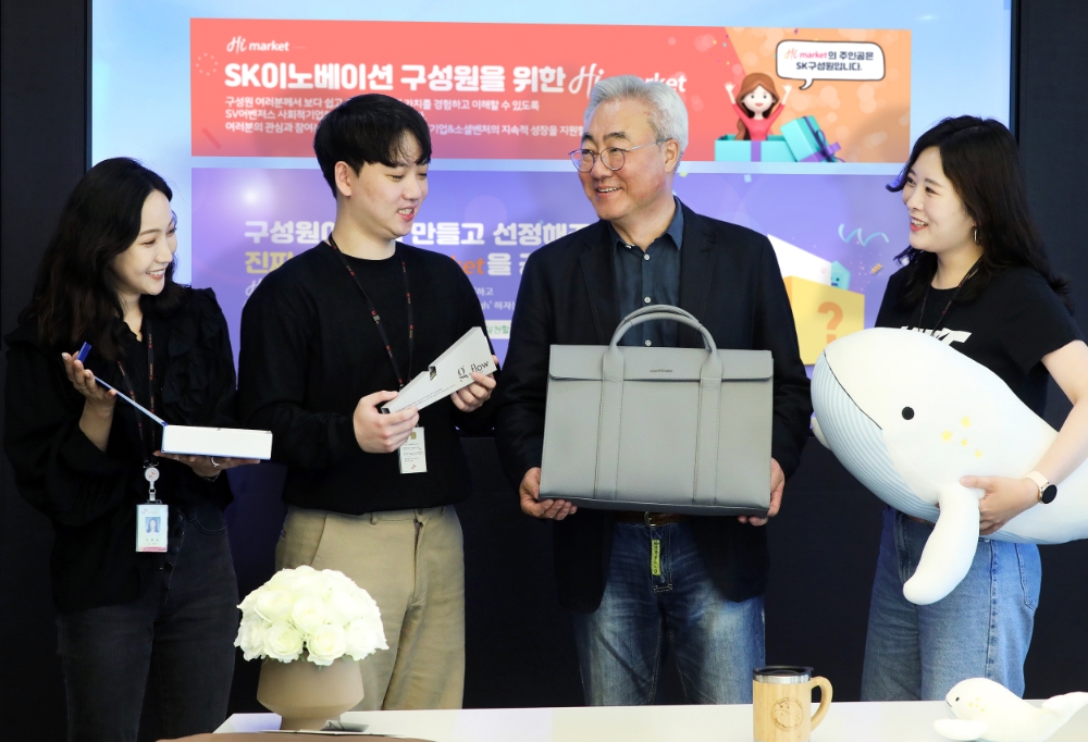 김준 SK이노베이션 총괄사장(좌측 3번째)이 하이마켓에서 구매한 사회적기업 제품들을 구성원들과 함께 살펴보고 있다/사진=SK이노베이션 
