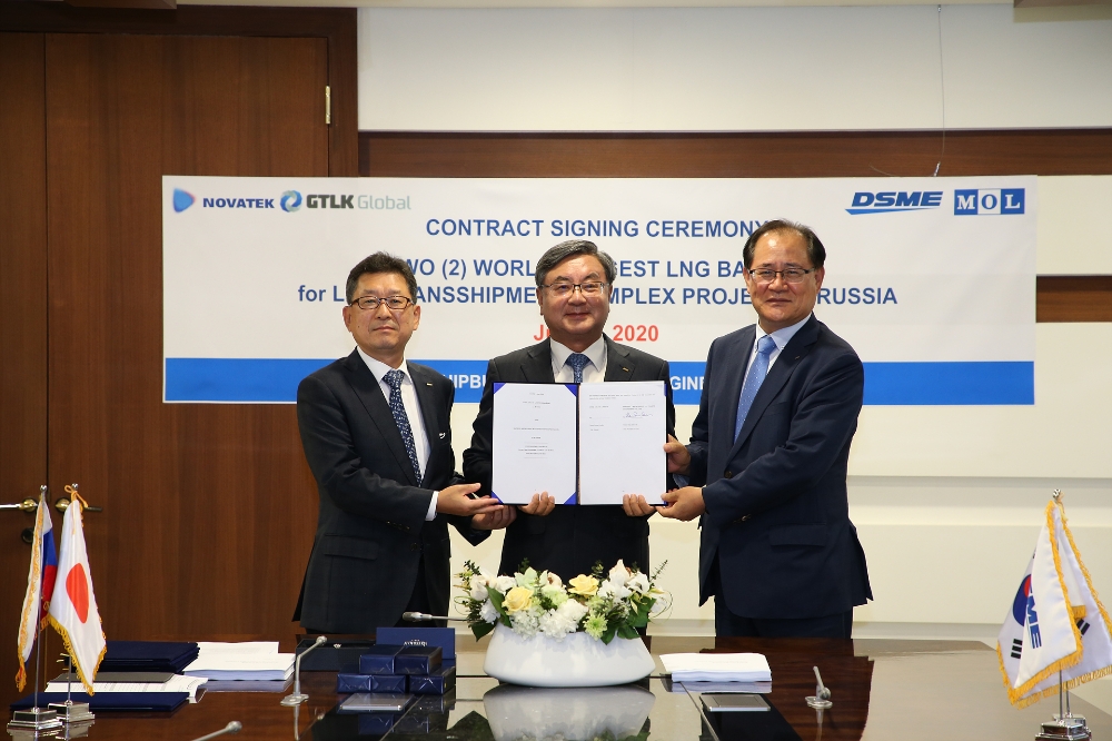 지난 5일 대우조선해양 서울 사옥에서 화상으로 진행된 LNG-Barge 건조 계약식에서 (왼쪽부터) 박형근 대우조선해양 전무, 이성근 사장, 권오익 전무가 계약서를 들고 기념촬영을 하고 있다/사진=대우조선해양