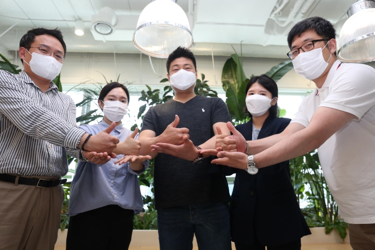 류영준 핀테크산업협회장이 한국핀테크산업협회 사무국 직원들과 '덕분에 챌린지'에 참여하고 있는 모습./사진=한국핀테크산업협회