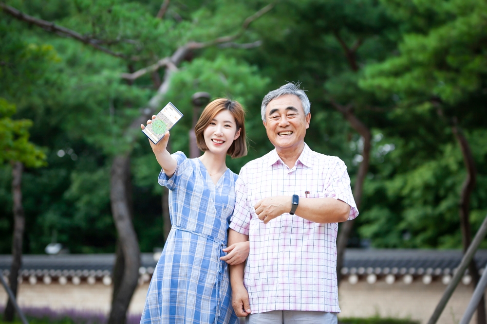 SK텔레콤은 서울특별시와 IoT 기술 기반 사회적 약자 위치기반 안전서비스를 위한 업무협약을 체결했다고 10일 밝혔다. 이번 협약을 통해 SK텔레콤은 자사의 실시간 위치확인 기기 ‘스마트 지킴이’ 1000대를 서울시에 제공하고, 서울시는 오는 11일부터 ‘스마트 지킴이’를 25개소의 치매안심센터를 통해 순차적으로 보급한다./사진=SK텔레콤