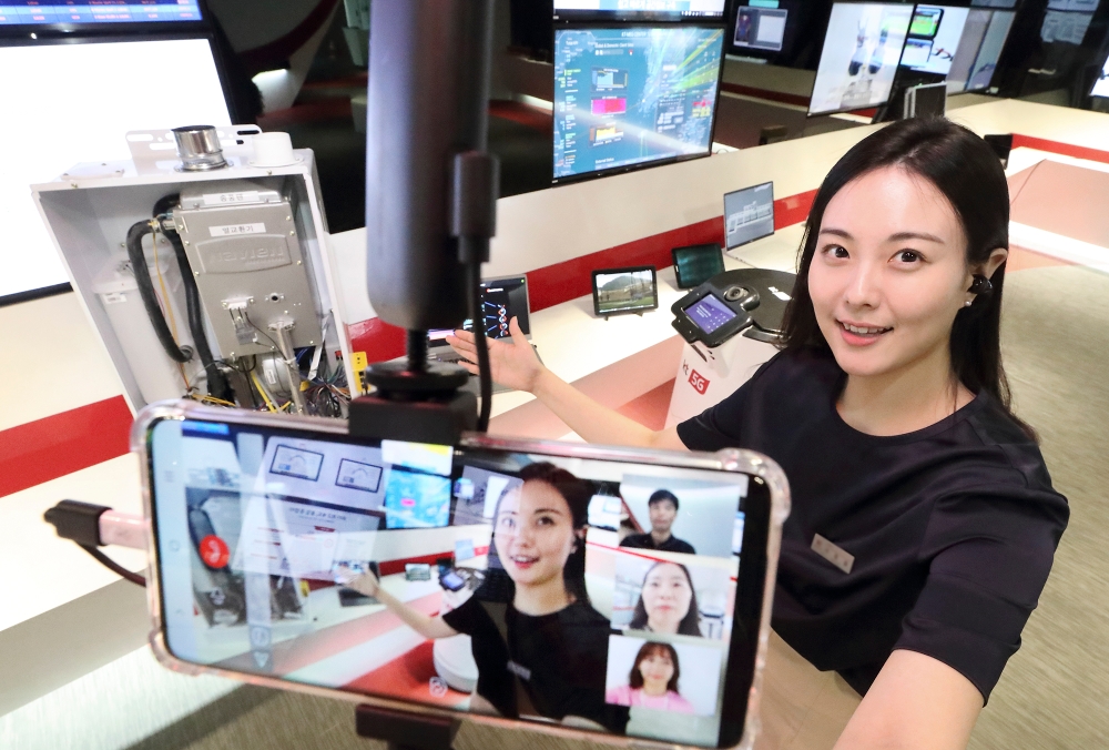 KT 퓨처온의 도슨트가 언택트 R&D 전시 투어 참가자에게 리얼360으로 KT 인공지능 기술에 대해 설명하고 있다./사진=KT