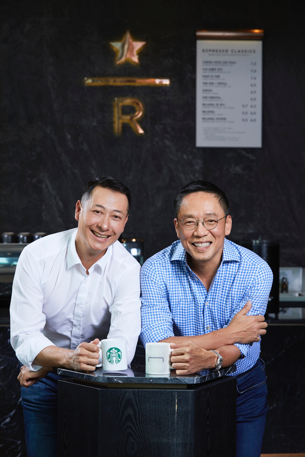 송호섭 스타벅스코리아 대표(왼쪽)와 정태영 현대카드 부회장이 서울 종로에 위치함 스타벅스 더종로R점에서 파트너십 계약식 후 기념촬영을 하고 있다./사진=현대카드