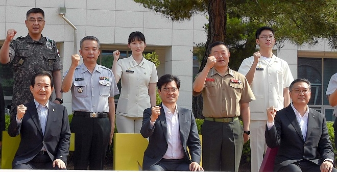 (첫번째줄 왼쪽부터) 정세균 국무총리, 현대자동차 공영운 사장, 두산모빌리티이노베이션 이두순 대표이사. 제공=현대차.