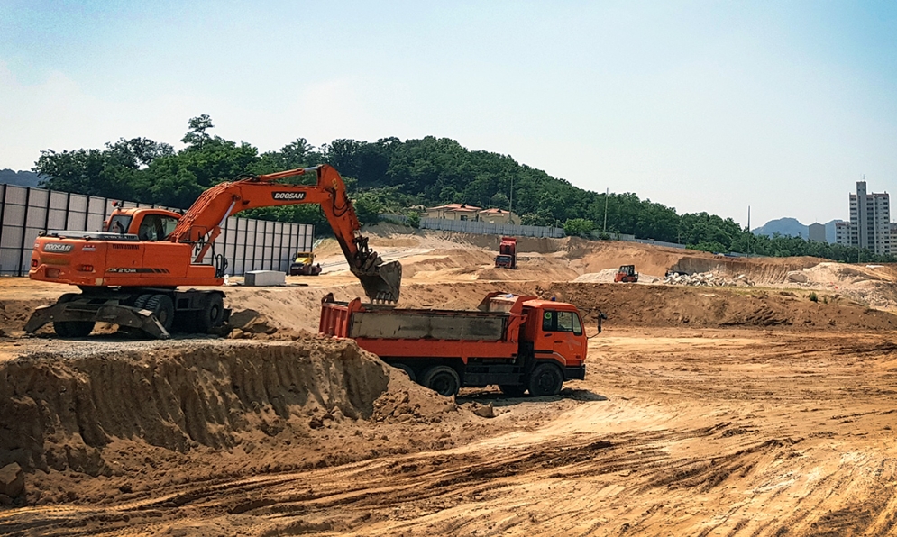 두산인프라코어가 스마트 건설 솔루션 '사이트클라우드'의 첫 이용 계약을 체결한 서울 중랑구 공공주택지구 조성사업의 토공 현장/사진=두산인프라코어