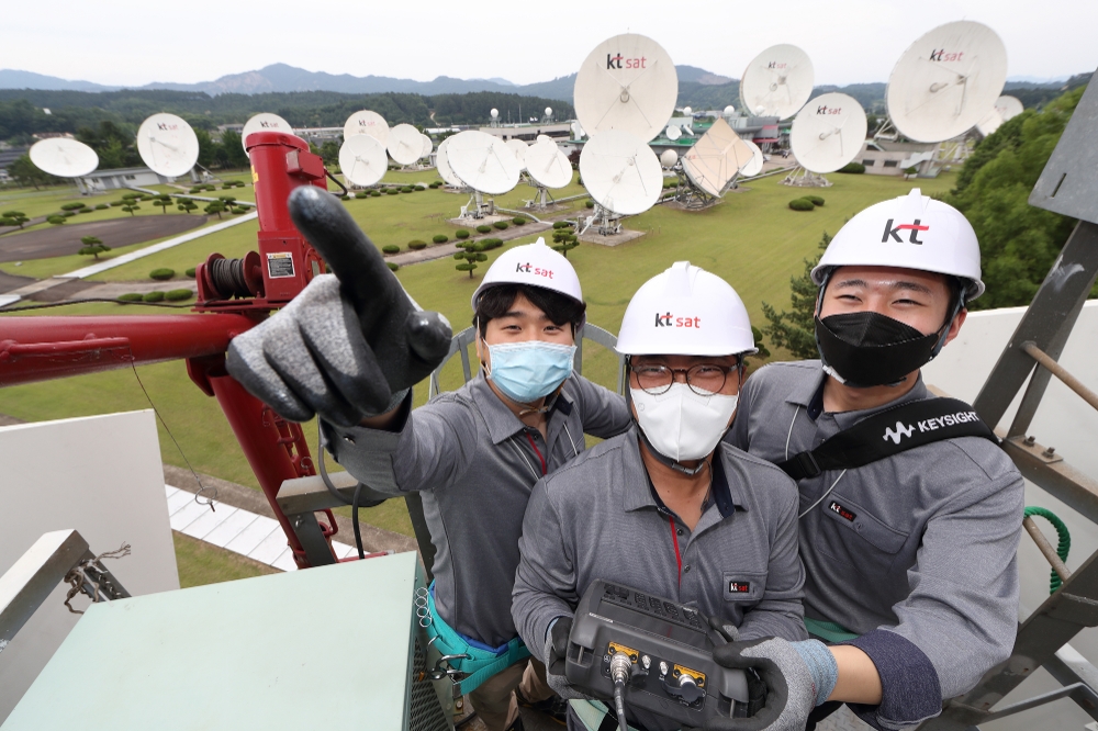 KT SAT 직원들이 금산위성센터 위성 안테나를 점검하고 있다/사진=KT