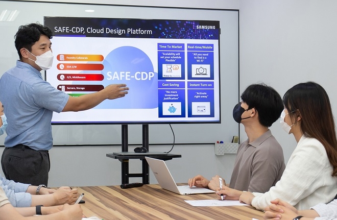 삼성전자 임직원이 국내 팹리스 업체 '가온칩스' 직원들에게 SAFE-CDP 사용자 교육을 진행하고 있다. 사진=삼성전자.