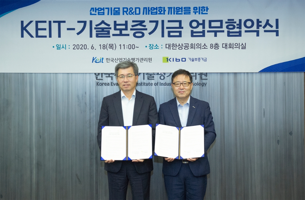 정양호 한국산업기술평가관리원 원장(왼쪽)과 정윤모 기보 이사장(오른쪽)이 산업기술 R&D 성공과제 사업화지원 업무협약을 체결했다. /사진=기보