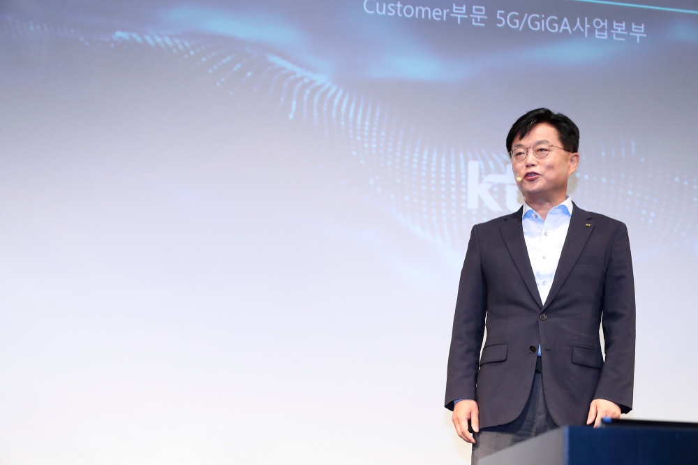 이성환 KT 5G/GiGA사업본부장 상무가 22일 광화문 KT스퀘어에서 초고속인터넷 가입자 900만 달성 성과와 함께 ‘속도와 커버리지’를 아우르는 신개념 와이파이 서비스 기가 와이(GiGA Wi)에 대해 설명하고 있는 모습/사진=KT
