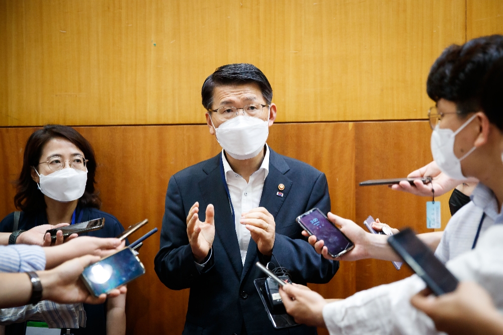 6월 23일 서울 코엑스에서 개최된 'NextRise 2020, Seoul' 행사에서 은성수 금융위원장이 기자들의 질문에 답하고 있다. / 사진= 금융위원회(2020.06.23)