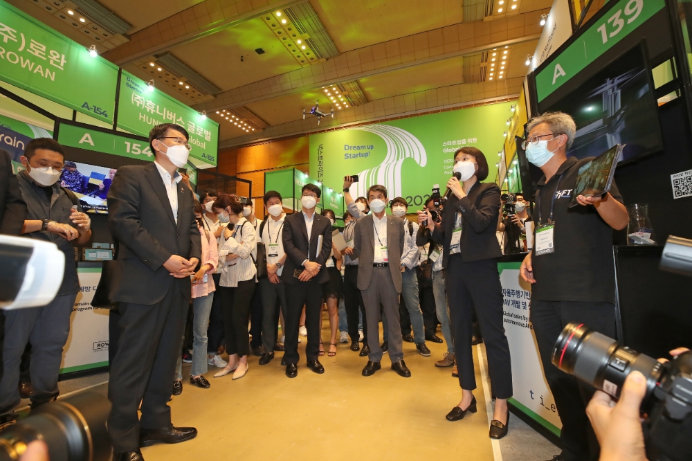 은성수 금융위원장이 ‘넥스트라이즈 2020’ 행사 부스에서 제품에 대해 설명을 듣고 있다. /산업은행